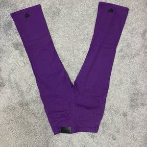 Cropped Slim fit Pants with heart embroidery.